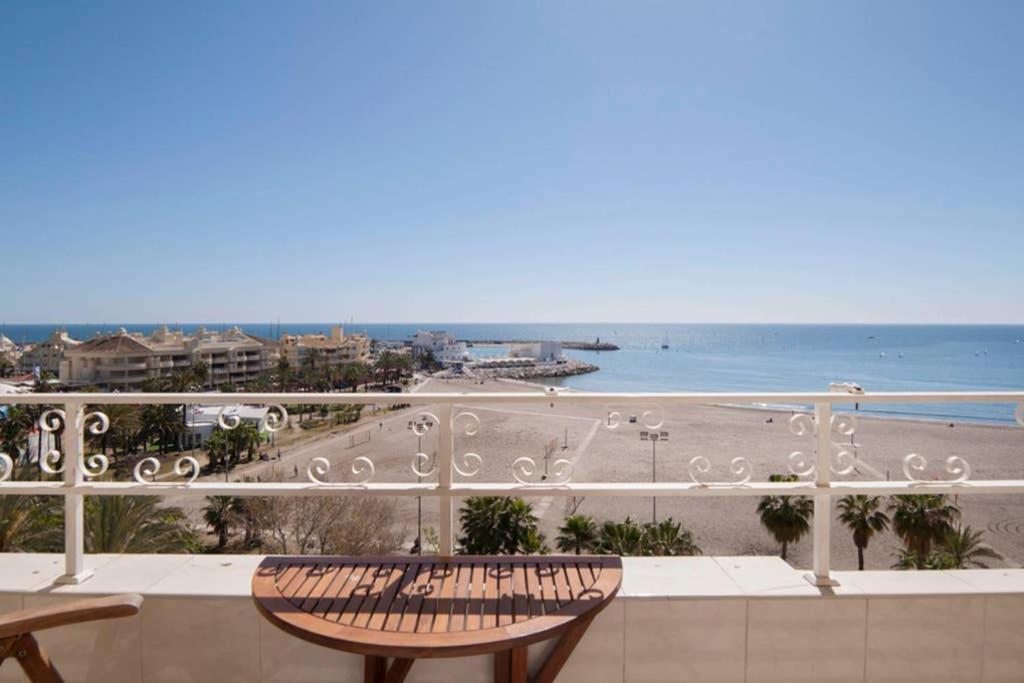 021 - Wonderful Beachfront Apartment With Stunning Sea Views Benalmádena Dış mekan fotoğraf