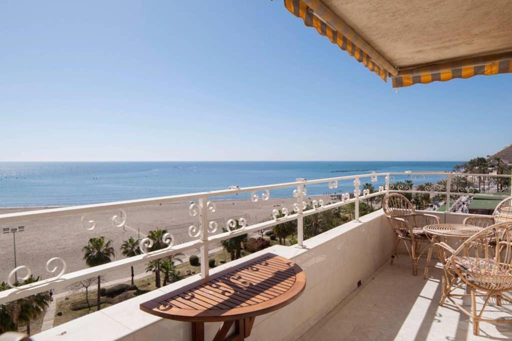 021 - Wonderful Beachfront Apartment With Stunning Sea Views Benalmádena Dış mekan fotoğraf