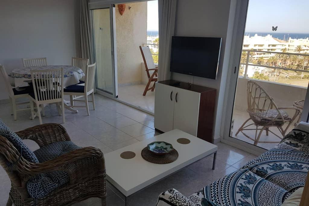 021 - Wonderful Beachfront Apartment With Stunning Sea Views Benalmádena Dış mekan fotoğraf